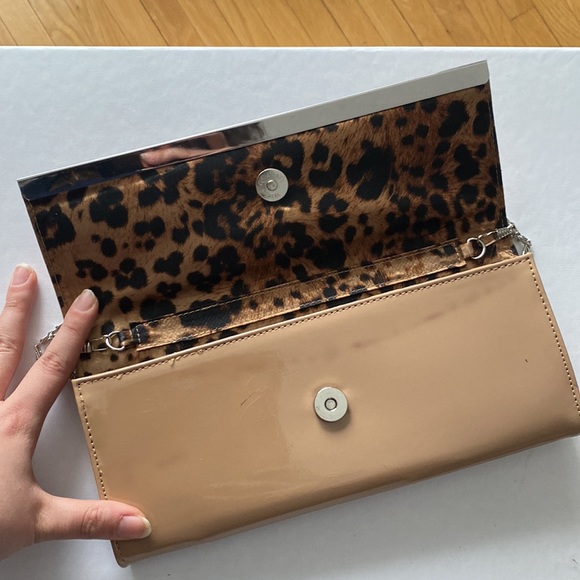 🐻🤎NUDE CLUTCH WITH LEOPARD PRINT LINING FROM CALL IT SPRING WITH CHAIN🤎🐻 - Picture 1 of 5